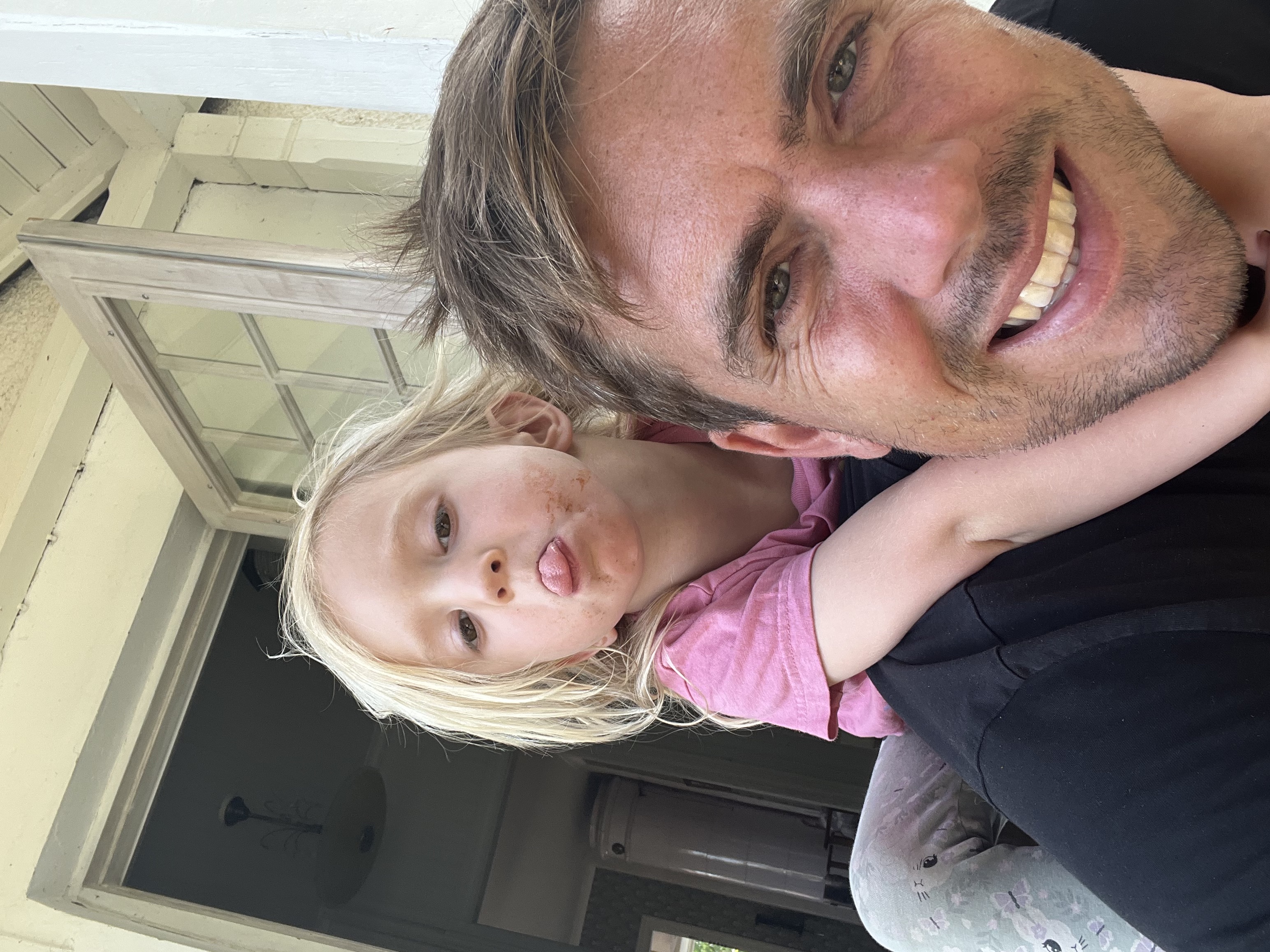Henrik och ett barn i en busig selfie