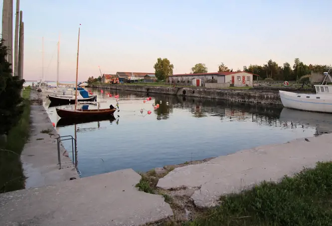 Vallevikens hamn i kvällsljus