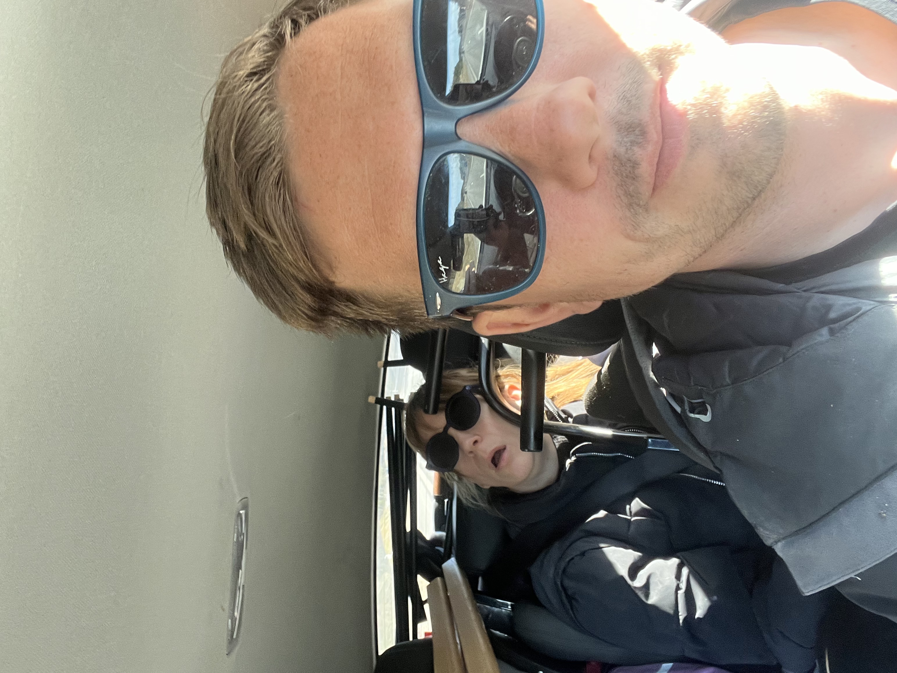 Henrik i bilen med solglasögon